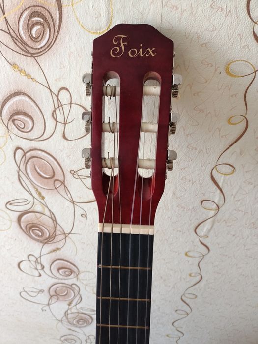 Продам гитару с нейлоновыми струнами