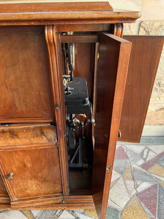 швейная машинка Зингер с деревянной  тумбой