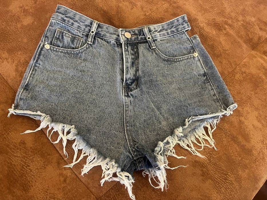 Къси дънкови панталони.