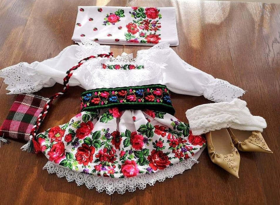 Costum popular botez pentru fetite de Maramures complet cu opinci