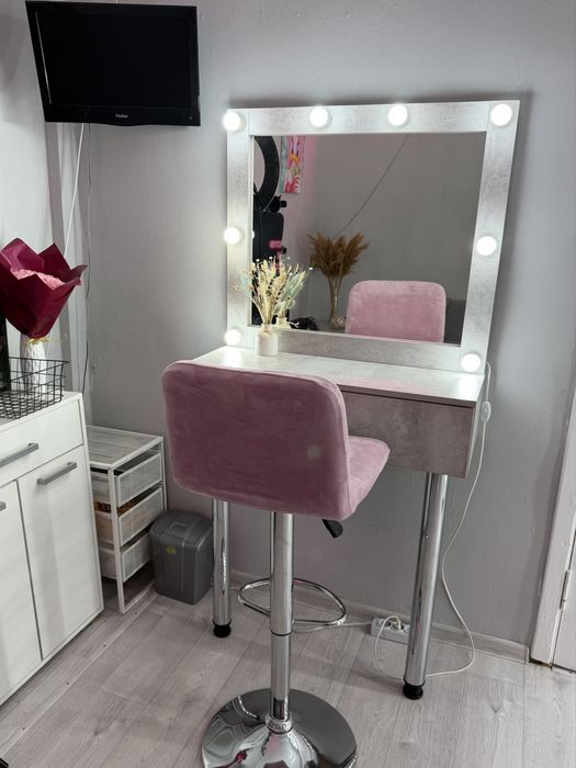 Сдам столик для бровиста