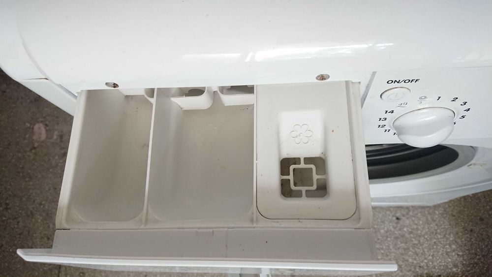 Пералня Indesit SLIM 5KG A+ свободностояща, предно зареждане с лека забележка