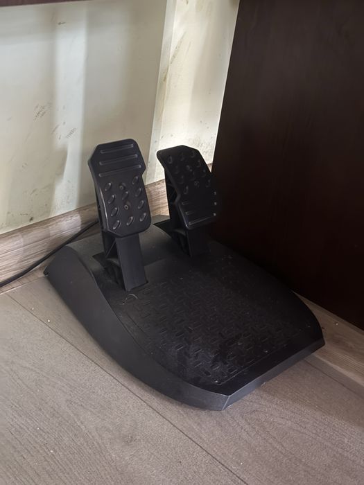 Продавам Thrustmaster T150(ПОДАРЪК РЪКАВИЦИ)