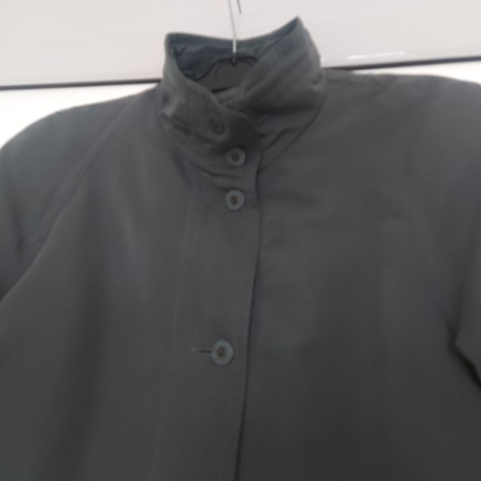 Vind un pardesiu marimea M , L.