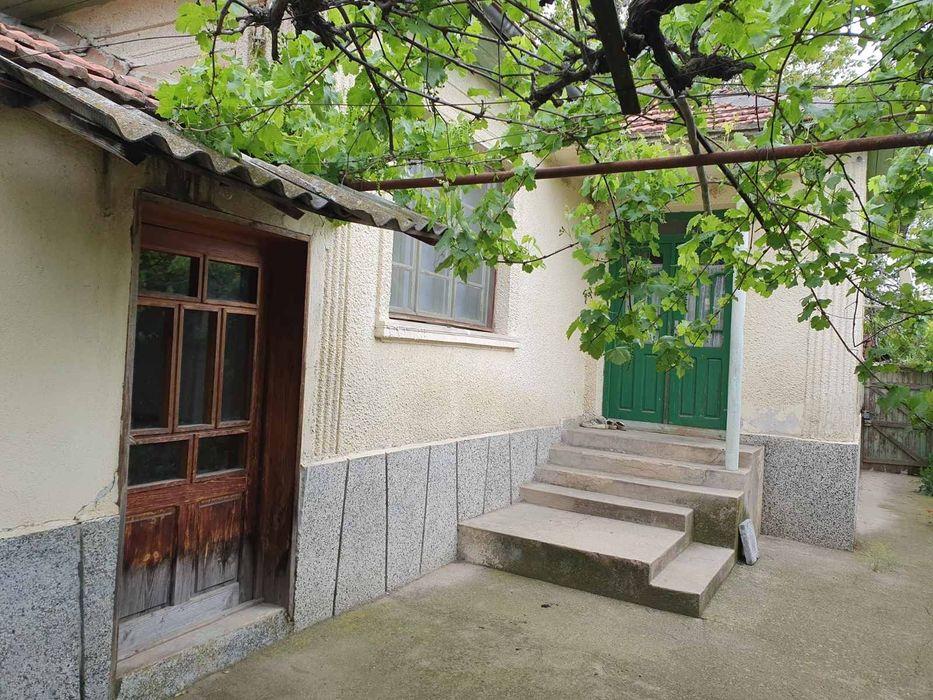 Продава къща с. Горно Белево .
Къщата е със застрое