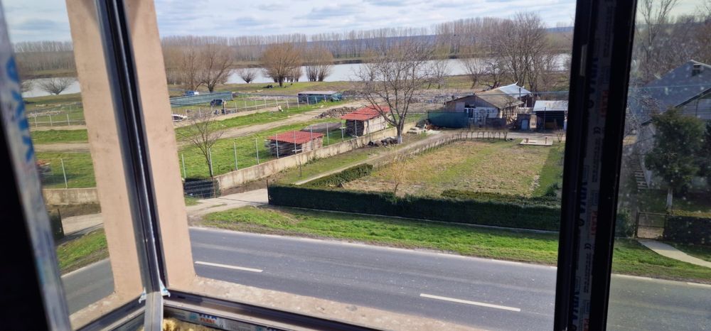 Vilă spațioasă 300 mp la șosea - vedere la brațul Borcea