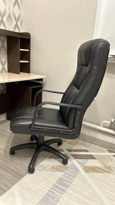 Срочно продается компьютерный стол вместе с кресло