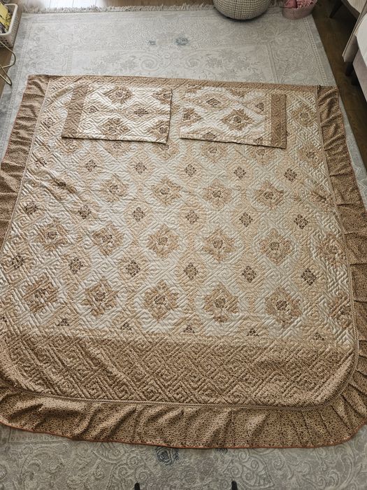 Продам покрывало с наволочками