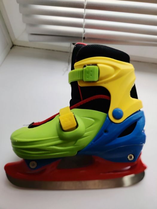 Продам коньки с дефектом