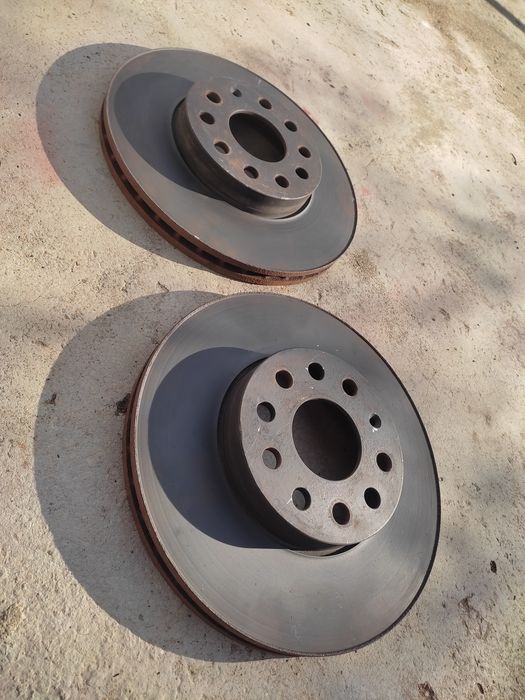 Продавам предни спирачни дискове свалени от Голф 5 2.0 tdi 140кс BKD