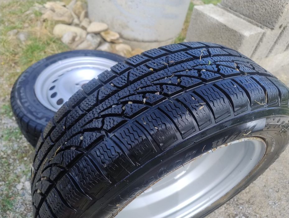 Vand jante de tablă și cauciucuri de iarnă folosite, o singură iarnă