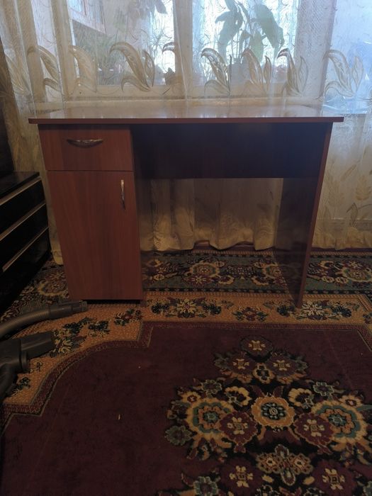 Компьютерный / письменный стол в отличном состоянии
