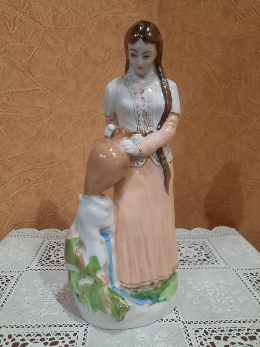 Фарфоровая статуэтка "Ануш" (Девушка с кувшином) из серии "Советский ф
