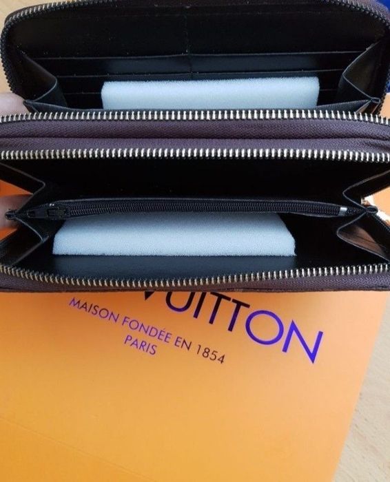 Portofel dublu, logo metalic auriu, saculet, etichetă