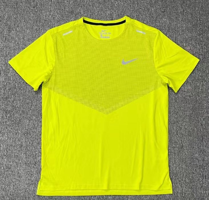 Продам футболку Nike