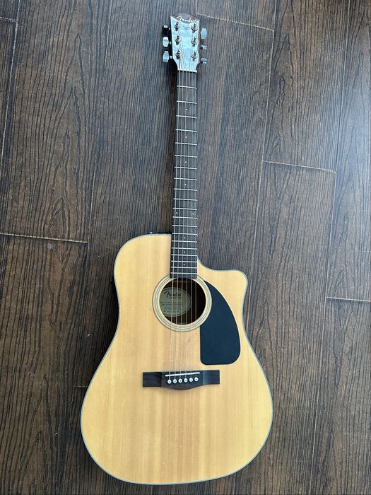 Продам электроакустическую гитару Fender CD-60CE