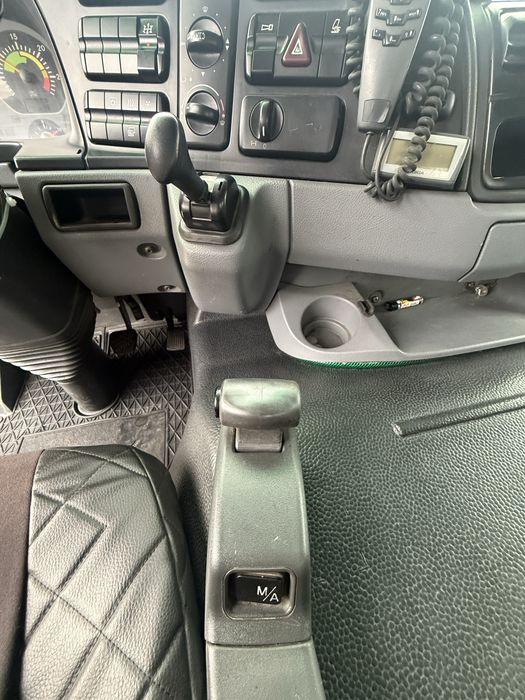 Camion Mercedes cu macara Hiab