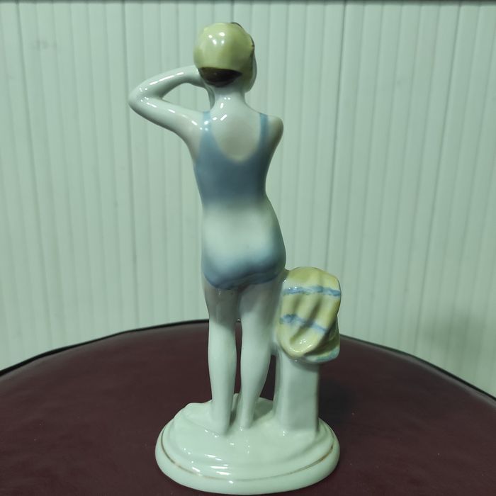 Юная купальщица ЛФЗ