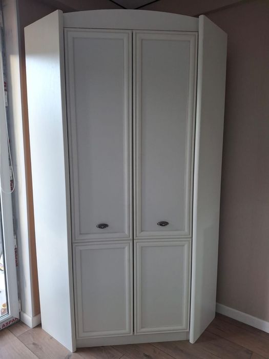 Продам угловой шкаф и комод