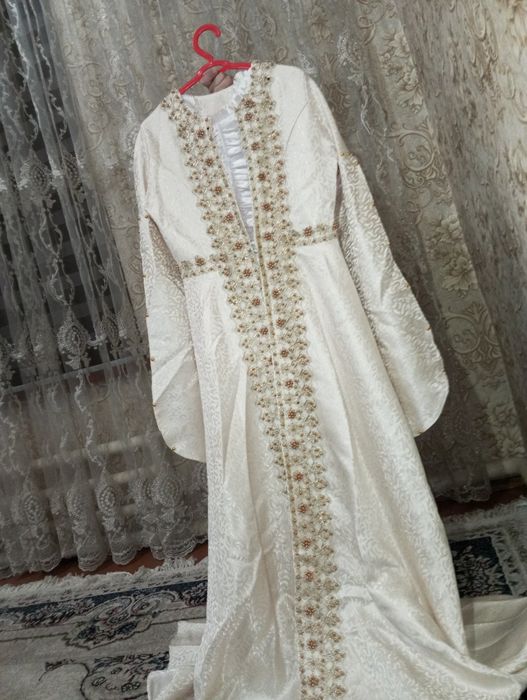 Ayollar milliy liboslar