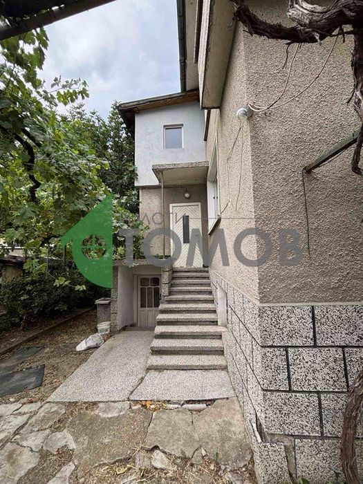 Двуетажна къща на плоча в кв. Самара 1