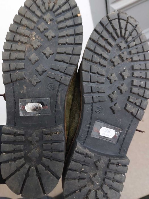 vand  pantofi  de piele si alții sclipiciosi  -noi
