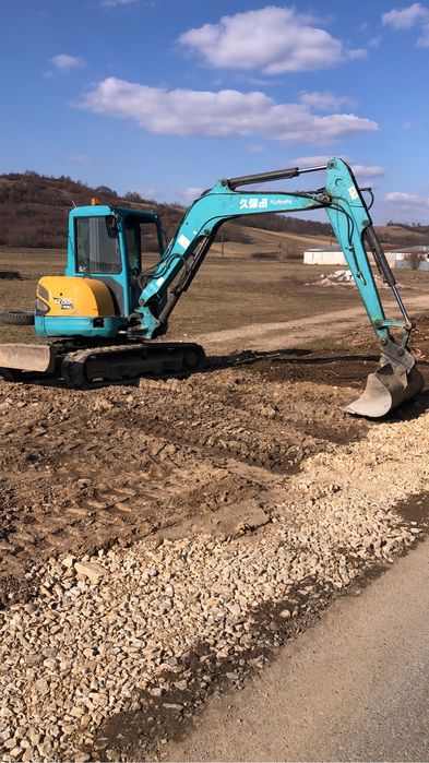 Inchiriez utilaje (excavatoare,mini incarcatoare si camion)