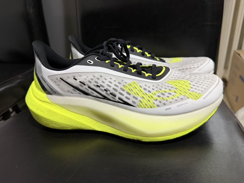 Adidasi noi Under Armour