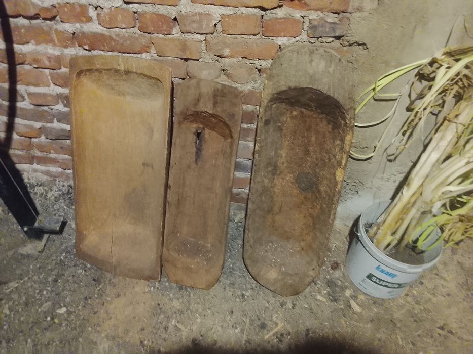 Три  броя много стари дървени корита