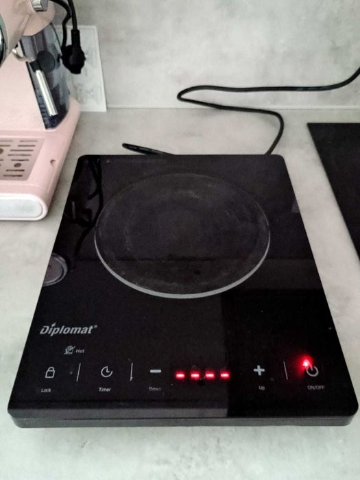 Продавам преносим керамичен котлон DIPLOMAT CS-H2017T