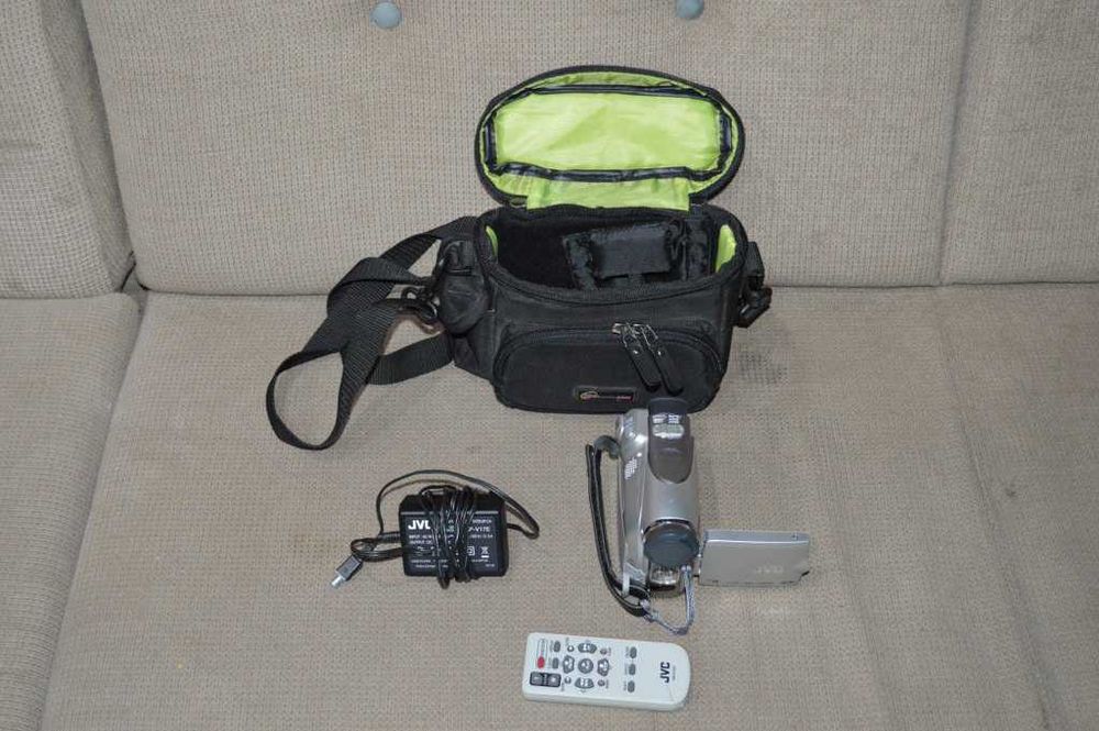 Camera video miniDV JVC GR-D270E citeste anuntul