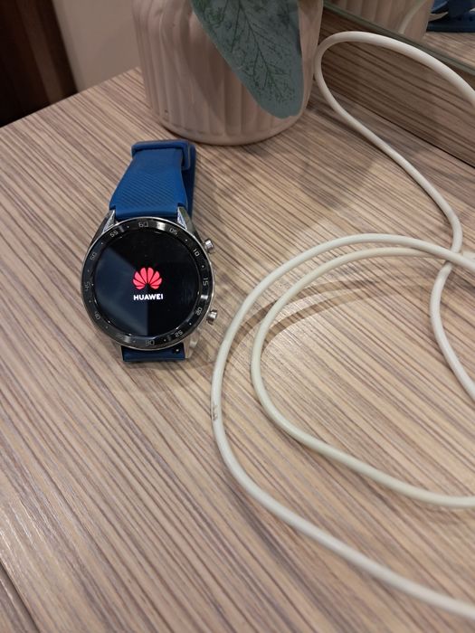 Продавам смарт часовник Huawei Watch 46