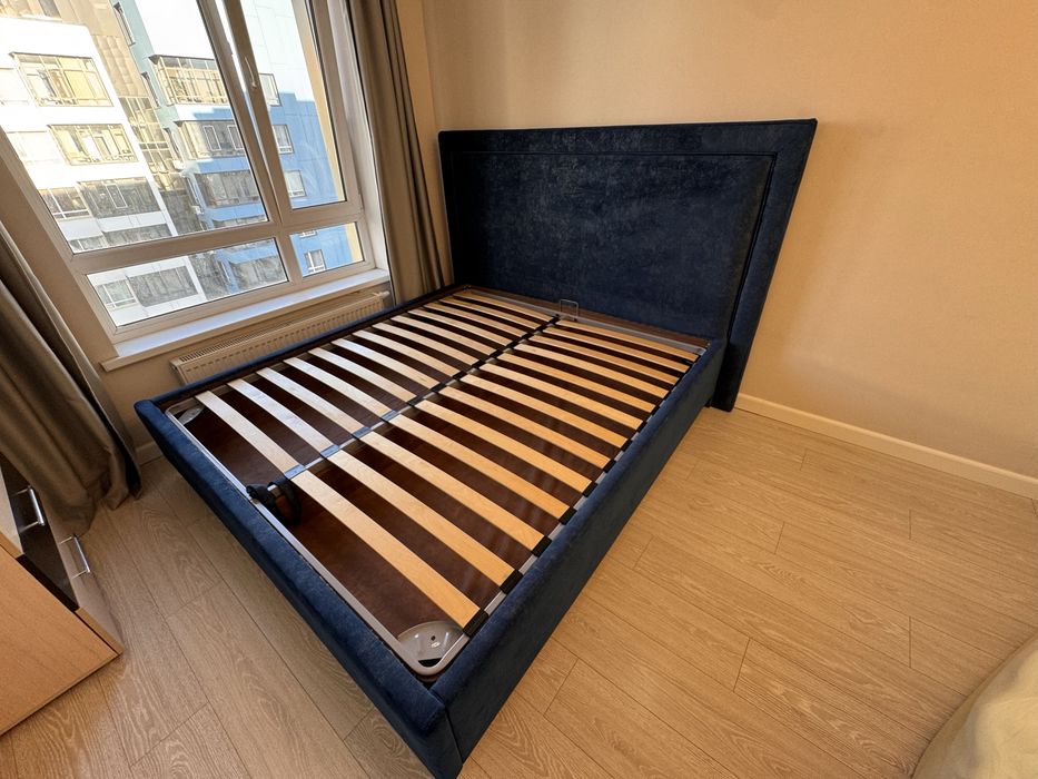 Продам кровать 180*200 с мягким изголовьем и подъемным механизмом
