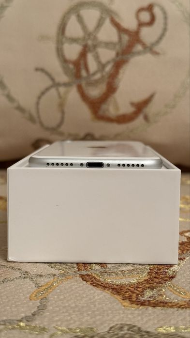 Iphone se 2020 продам айфон