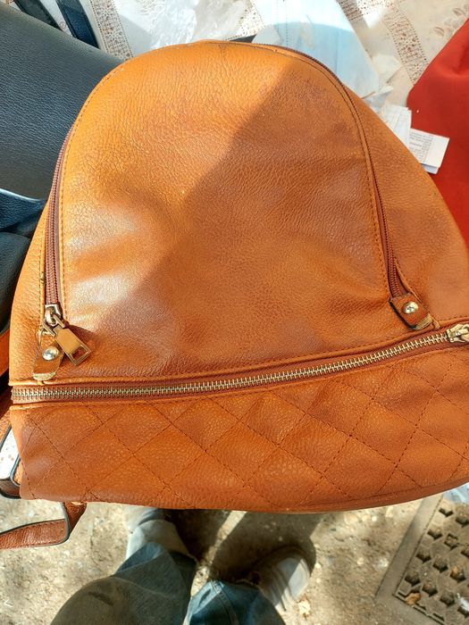 Vând trei rucsacuri și o geantă