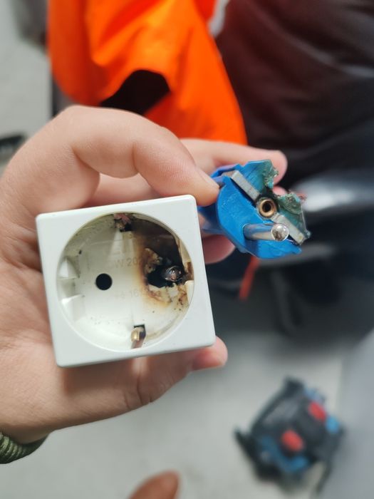 Mici reparații electrice: montaj prize, întrerupătoare, lustre, tablouri