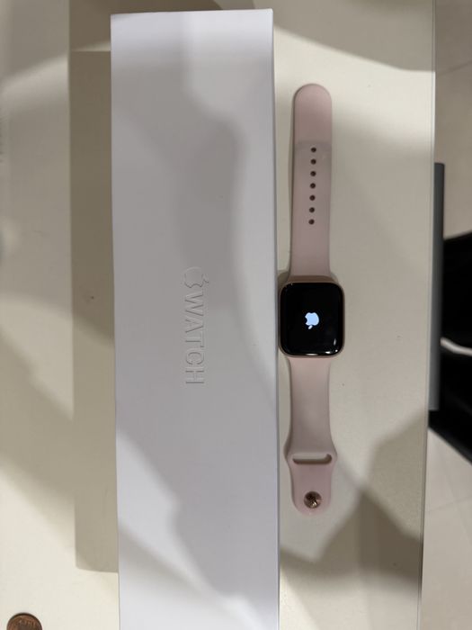 apple watch 4 - 44 мм. Без ремонти. Розов.