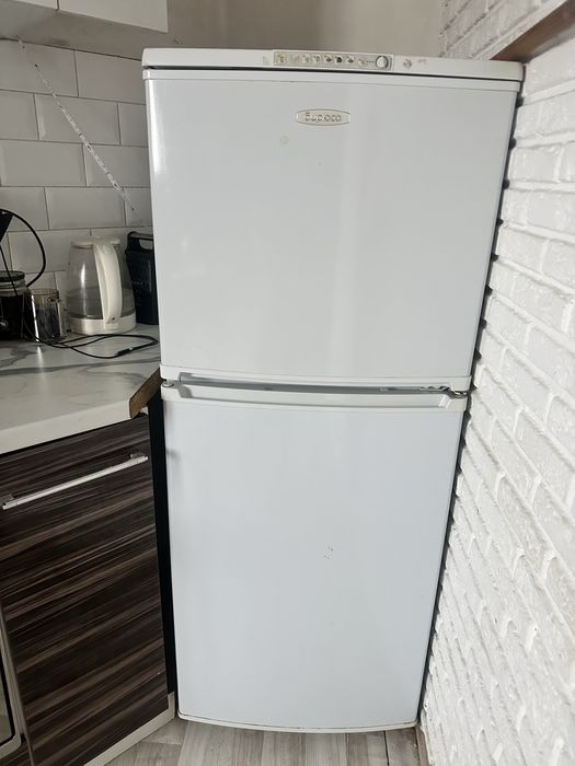 Диван, тумба дял телевизора, холодильник