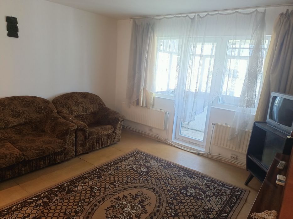Închiriez apartament cu trei camere în Turda