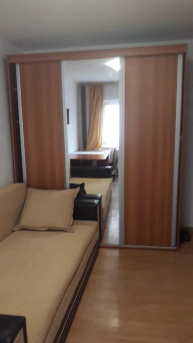 Persoană fizică, vând garsonieră, centrală, et.1, mobilată 23000 euro