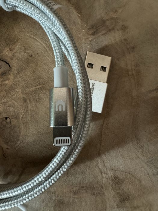 Зареждащ кабел за iPhone, iPad, Airpods UNBREAKcable