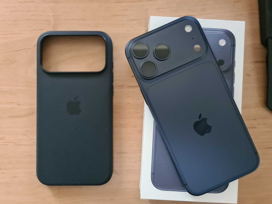 iPhone 17 pro max 256gb син + apple silicone case