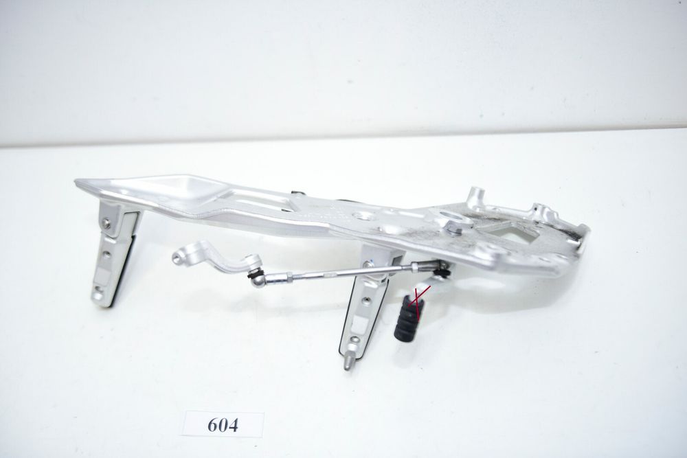 BMW K83 F900R Footrest Hanger stânga 46718404013 suport pentru