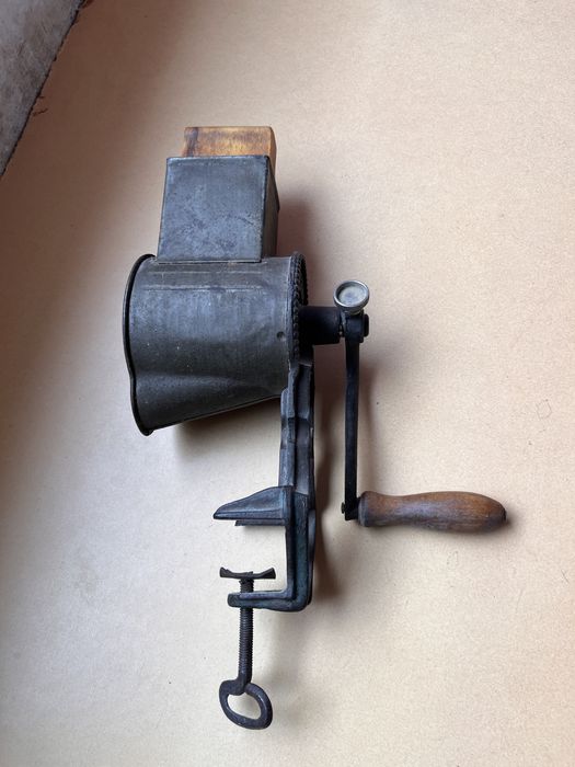 2 Mașini veche de stors fructe, legume și una de măcinat nucă