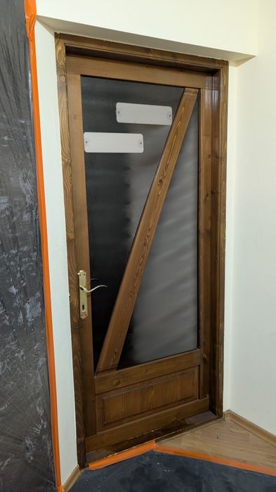 Uși din lemn cu sticlă mată