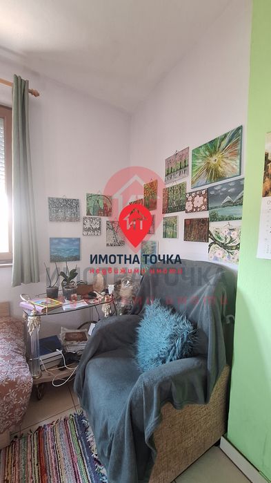 Масивна къща в Долнослав