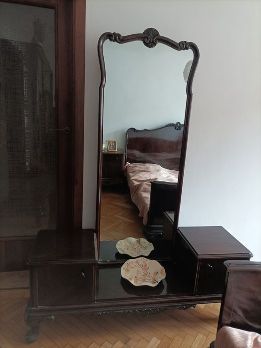 Vând corp elegant din lemn lacuit cu oglinda cu 2 noptiere