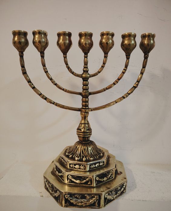 Impozant sfeșnic antic dimensiuni mari menora din bronz masiv Israel unicat înălțime 38 cm lățime 33 cm ,baza diametru 19cm ,greutate 3.8 kg în stare