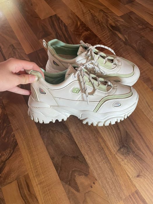 Продам кроссовки женские