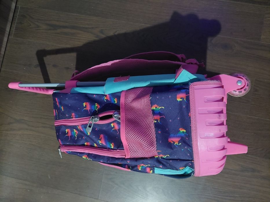 Ghiozdan pentru școală pe role.